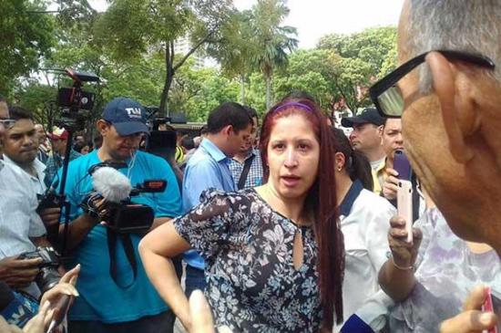 Reconocida periodista es agredida por la Guardia Venezolana mientras transmitía en vivo