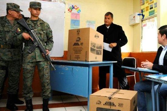 Correa dice ecuatorianos van a las urnas en 'momento decisivo' para la región