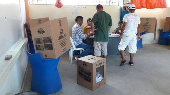 Un ciudadano es acusado de votar dos veces en un recinto electoral en Rocafuerte