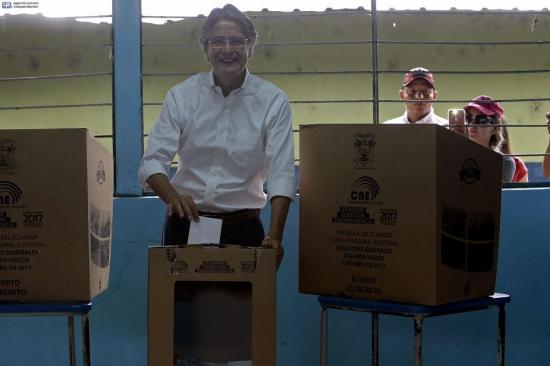 Guillermo Lasso insta a votar 'en paz' en día 'crucial' para Ecuador