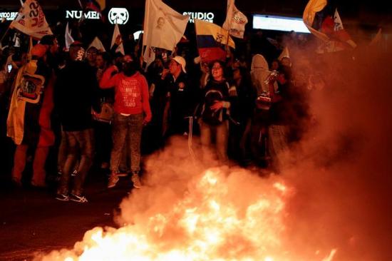Manifestantes queman llantas en las principales avenidas de Quito