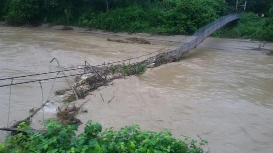 Creciente del río Paján provoca el colapso de un puente colgante