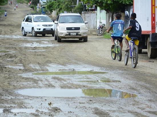 La vialidad en ciudadela San Gregorio se complica con el lodo de las colinas