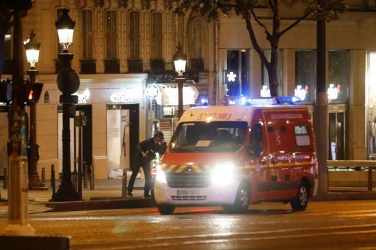 Un policía muere en un tiroteo en los Campos Elíseos de París