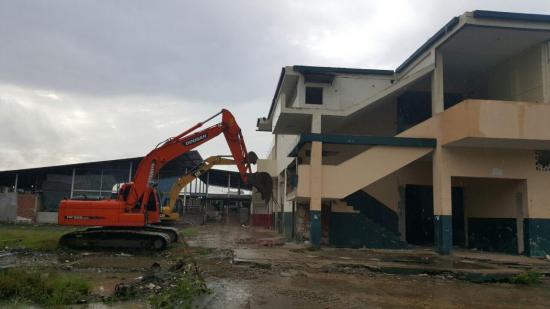 Inician demolición del Municipio de Tosagua