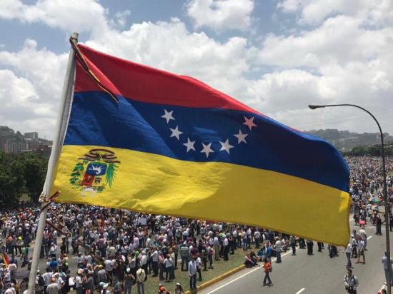 Opositores venezolanos marchan para honrar a los muertos