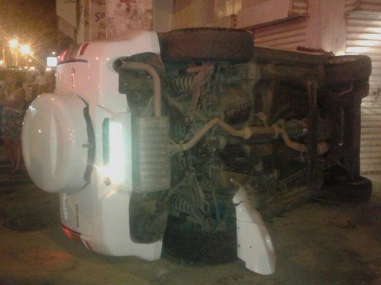 Cinco afectados en choque entre un taxi y un automóvil