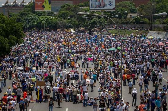 Miles de opositores venezolanos se concentran en Caracas sin inconvenientes