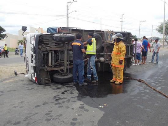 Un camión perdió pista y se volcó en la vía Portoviejo-Manta