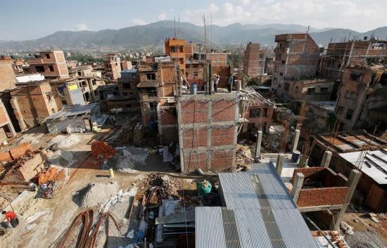 Nepal recuerda el terremoto consciente de que está muy lejos de recuperarse