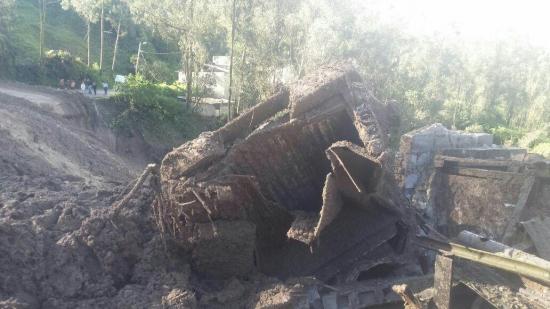 Al menos cuatro fallecidos por deslizamiento en Chunchi, Chimborazo