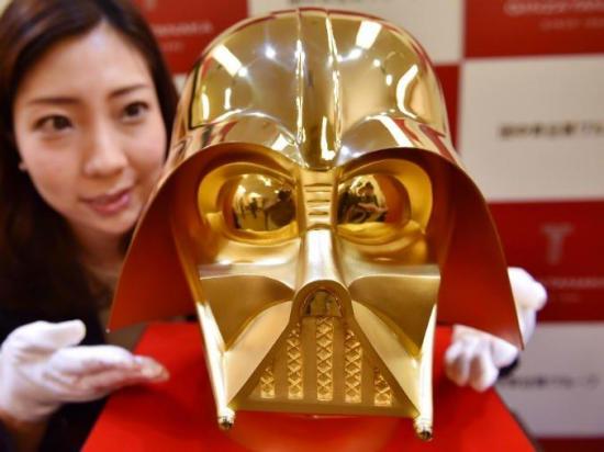 Ponen a la venta una réplica en oro del casco de Darth Vader