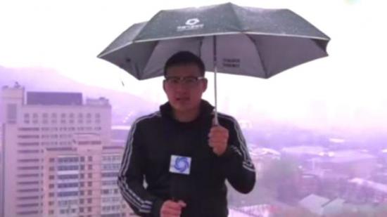 Un rayo alcanza a un periodista chino mientras grababa un reporte meteorológico