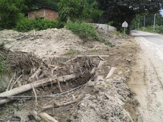 Piden limpieza de un canal de aguas lluvias para prevenir desastres