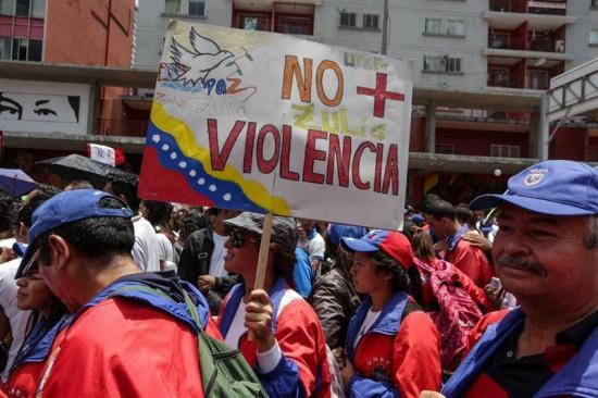 Maduro aprueba plan 'de paz' para desmovilizar bandas violentas en Venezuela