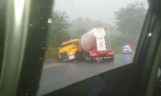 Camión pierde pista en la vía Manabí-Guayas