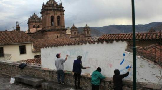 Cinco extranjeros serán expulsados de Perú tras borrar pintadas en el Cuzco