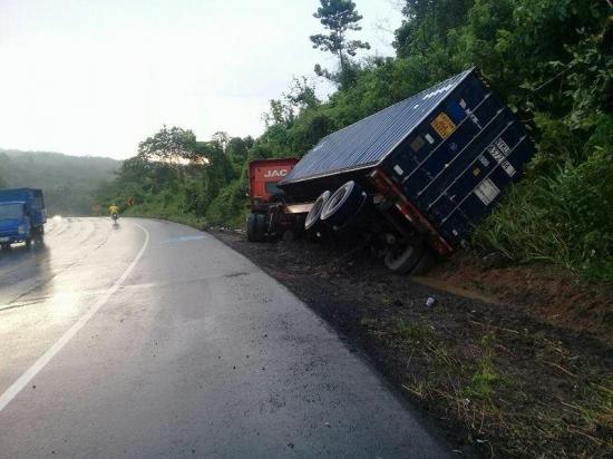 Un camión pierde pista en la vía Manabí-Guayas, no hay heridos