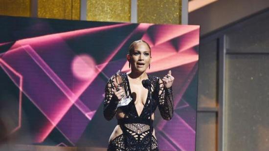 Jennifer López y Luis Fonsi brillan en alfombra roja de los Billboard latinos