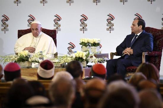 El papa pide en El Cairo el 'no' a la violencia en nombre de la religión