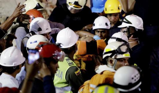 Obrero es rescatado con vida del edificio colapsado en Cartagena, víctimas suben a 10