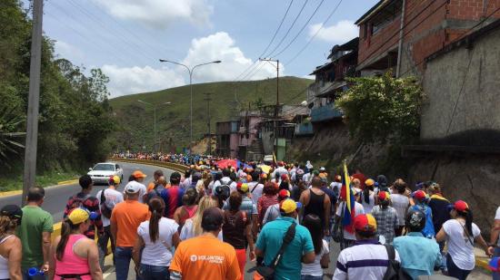 Opositores venezolanos marchan a la cárcel donde está recluido Leopoldo López