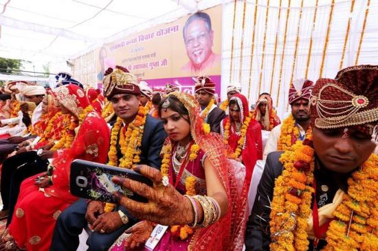 Miles de parejas se casan en India en el mejor día para ello según los astros