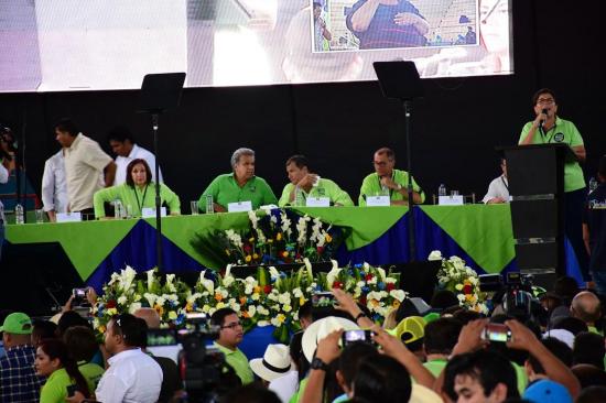 Lenín Moreno es el nuevo presidente de Alianza PAIS y Correa recibe cargo vitalicio