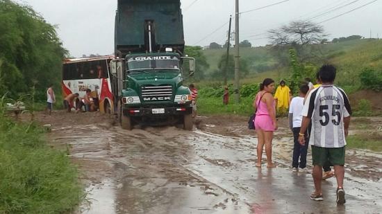 Deslizamiento de tierra provoca cierre de la vía Tosagua-Bahía