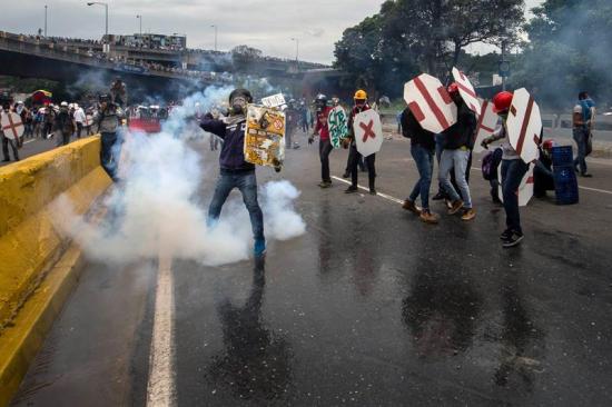 Dispersan con gases una marcha opositora que se dirigía al Parlamento venezolano