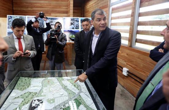 El presidente Correa  inaugura parque  urbano de Unasur