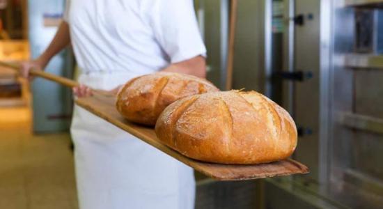 Panaderos protestan contra el refrán 'pan con pan es comida de tontos'