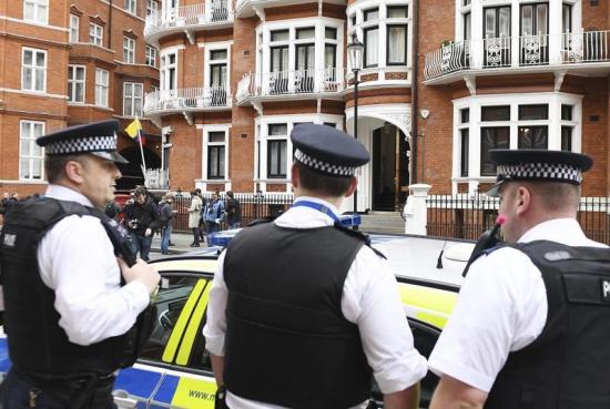 La Policía británica dice que detendrá a Assange si sale de la embajada