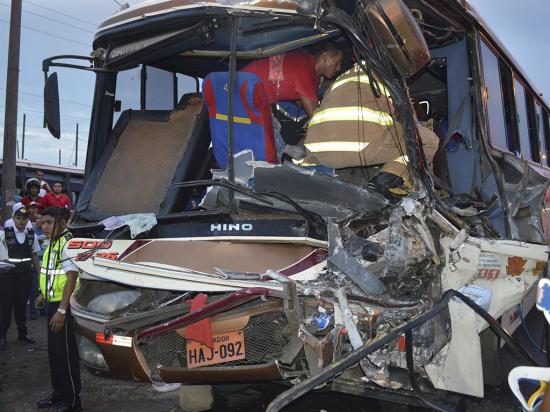 Choque de buses deja 14 heridos en el baipás Chone-Quinindé
