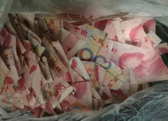 Un niño chino hace pedazos billetes por un valor de 7.200 dólares jugando