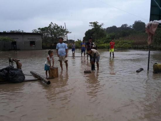 Calles y viviendas bajo el agua tras fuertes lluvias de este domingo en Paján
