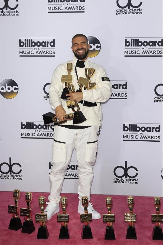 Drake conquista unos Billboard con protagonismo especial para Juan Gabriel