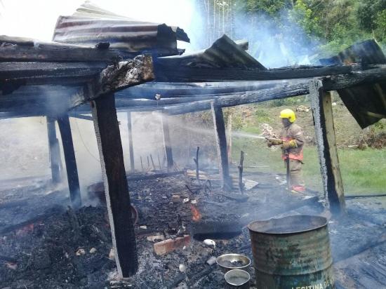 Incendio consume vivienda en el recinto Las Maravillas de la parroquia Cascol, en Paján