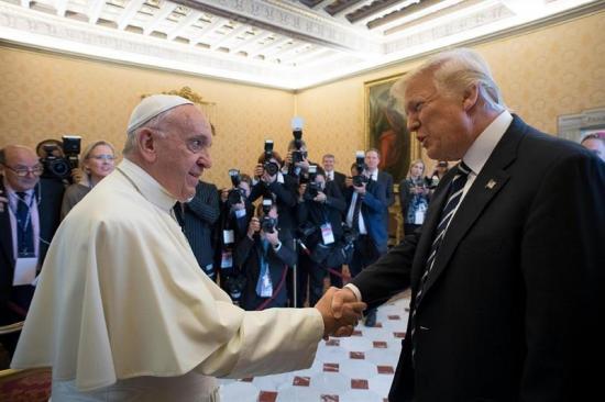 Trump y el papa intercambian deseos de paz en un primer acercamiento