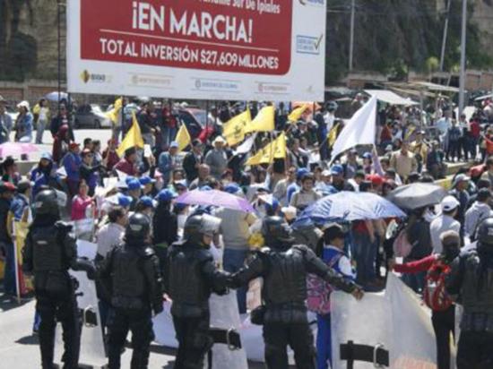 Docentes colombianos  bloquearon el paso fronterizo por protestas