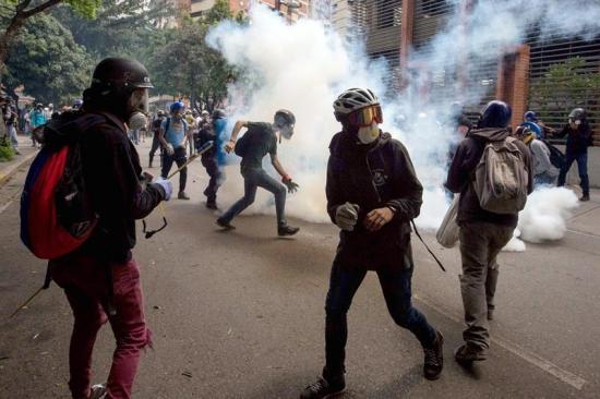 Más de 60 heridos, entre ellos un diputado, en protesta opositora en Caracas
