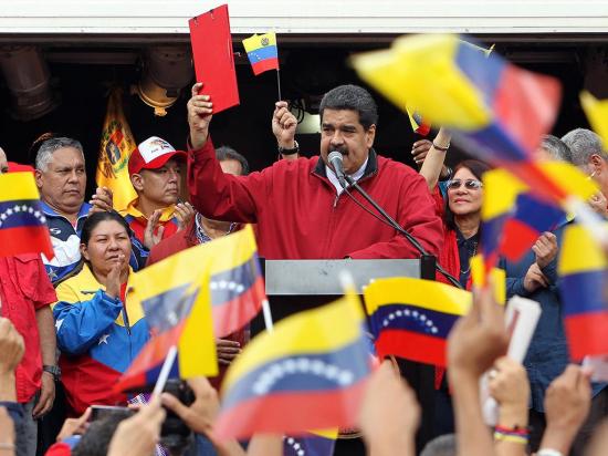 Maduro firma decreto para elegir redactores