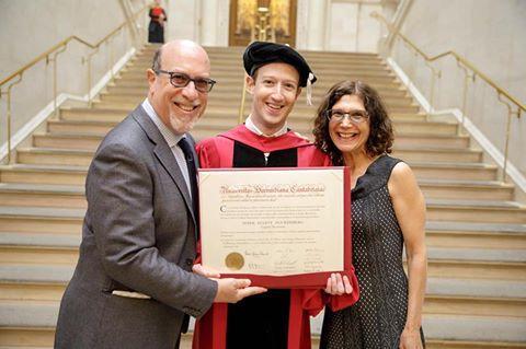 Mark Zuckerberg, el creador de Facebook, se gradúa en Harvard luego de 12 años