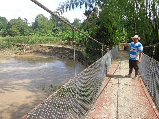 Piden reforzar bases de un puente peatonal sobre el río Paján