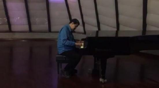Nicolás Maduro toca el piano y sacude las redes sociales