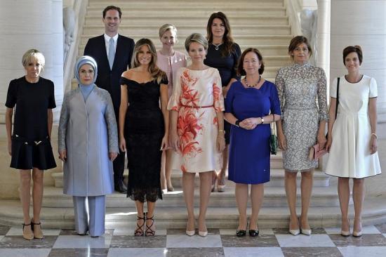 Esposo del premier de Luxemburgo protagoniza foto junto a las primeras damas de la OTAN