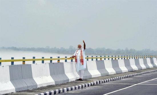 Inauguran el puente más largo de India en una región disputada por China