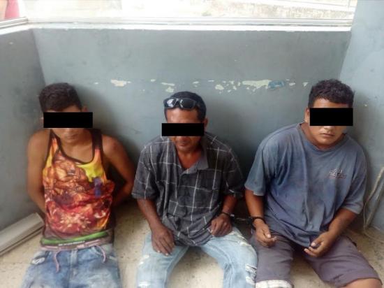 Tres hombres son detenidos acusados de robo en un colegio, en Bahía de Caráquez