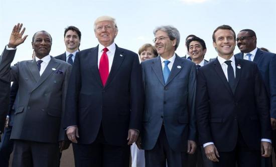 Trump empujó al líder de Montenegro para hacerse hueco en la foto de la OTAN