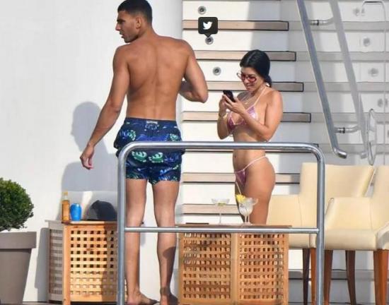 Kourtney Kardashian deslumbra con su sexy bikini y su nuevo novio